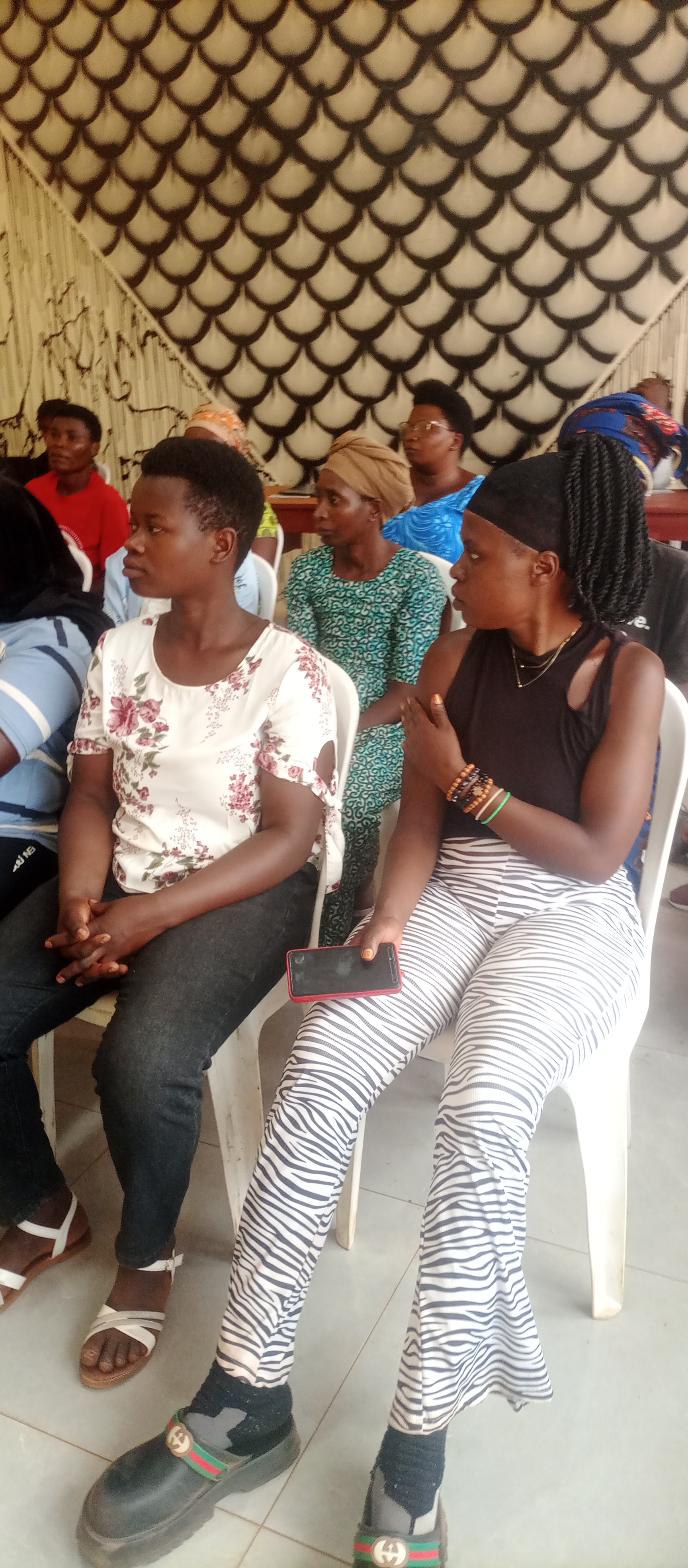 ABANYESHURI  BIGA GUSUKA NO GUTUNGANYA IMISATSI  (HAIR DRESSING)   BISHIMIRA UBURYO  BAKOMEJE KWAGURA UBUMENYI  MUKWIHANGIRA UMURIMO